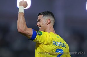 Ronaldo đánh dấu cột mốc 50 bàn thắng ở tuổi 38